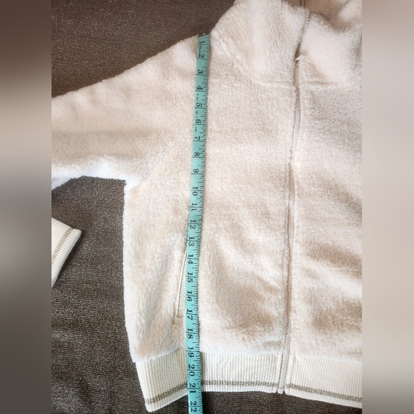 ATHLETA TUGGA SHERPA JACKET - cream with gold on cuffs and waistband Coat Small - Picture 8 of 8